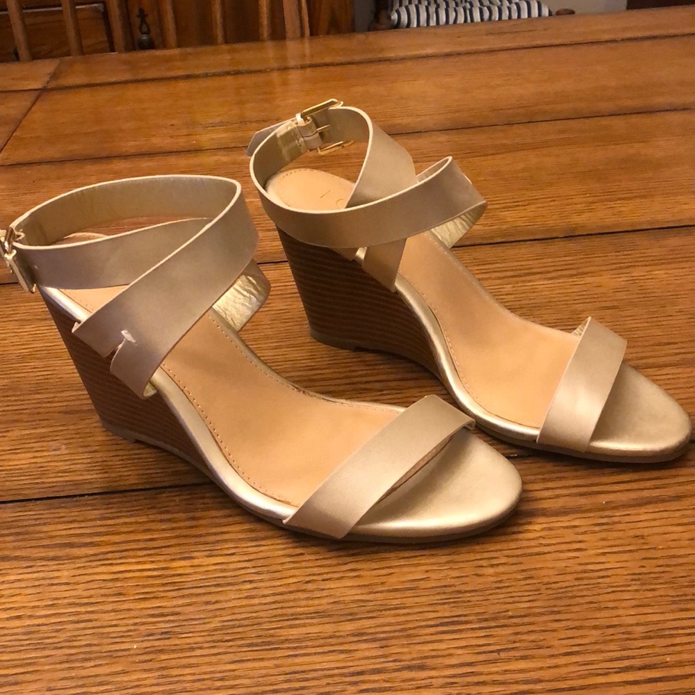 Ann Taylor LOFT wedge sandals gold wrap around ankle strap Size 8